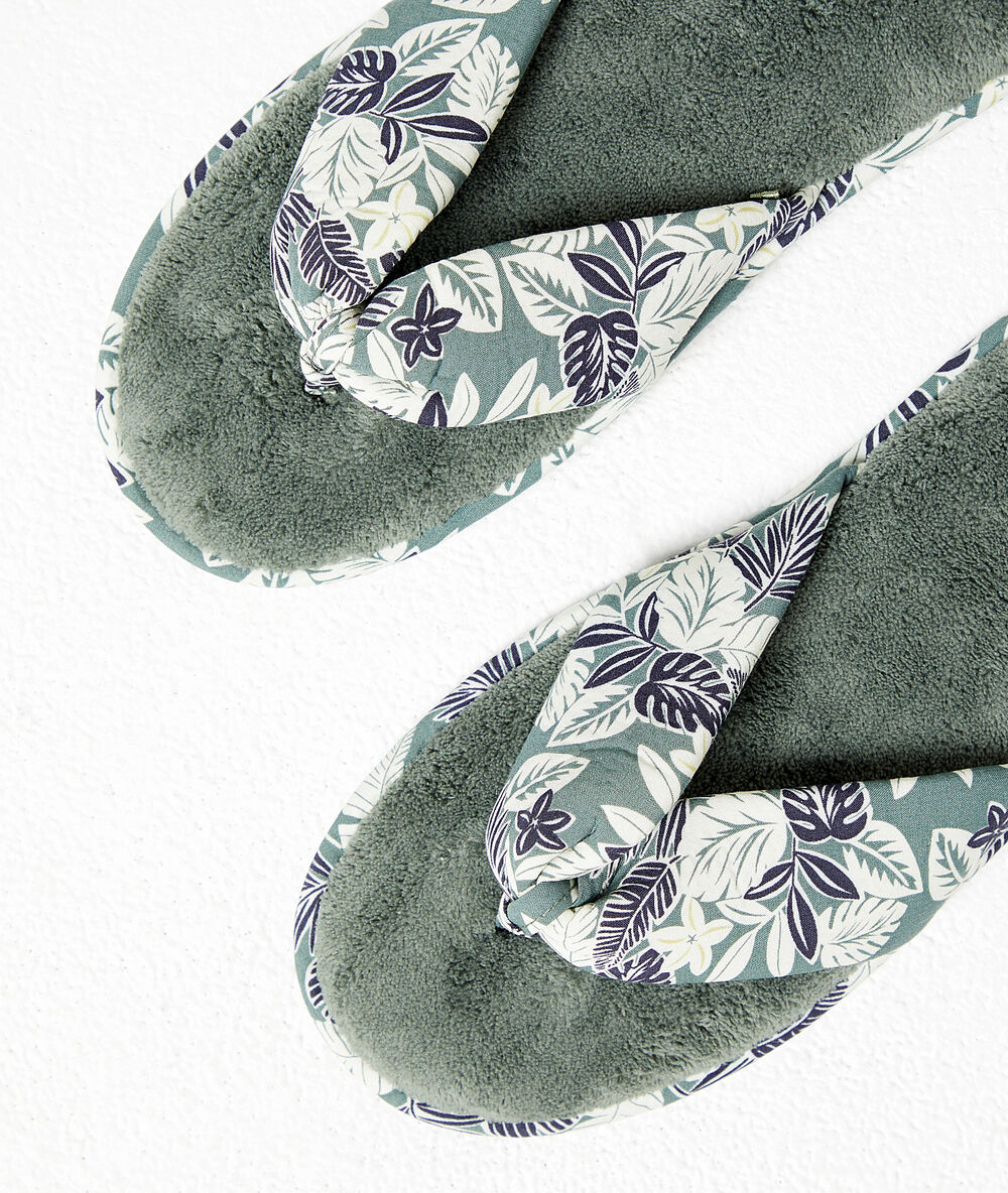 Tongs imprimé feuillage vert.