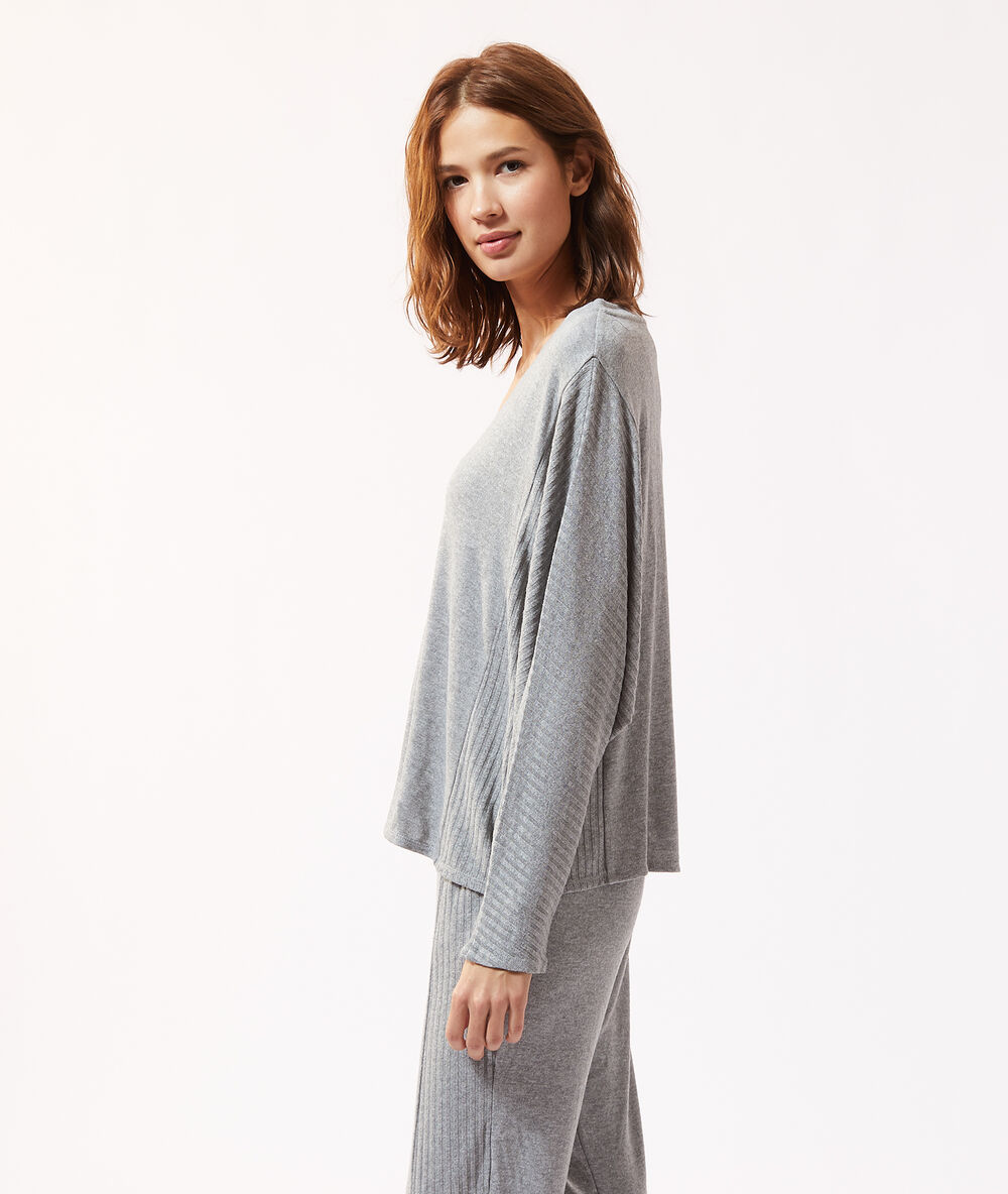 Top manches longues boutonné gris.