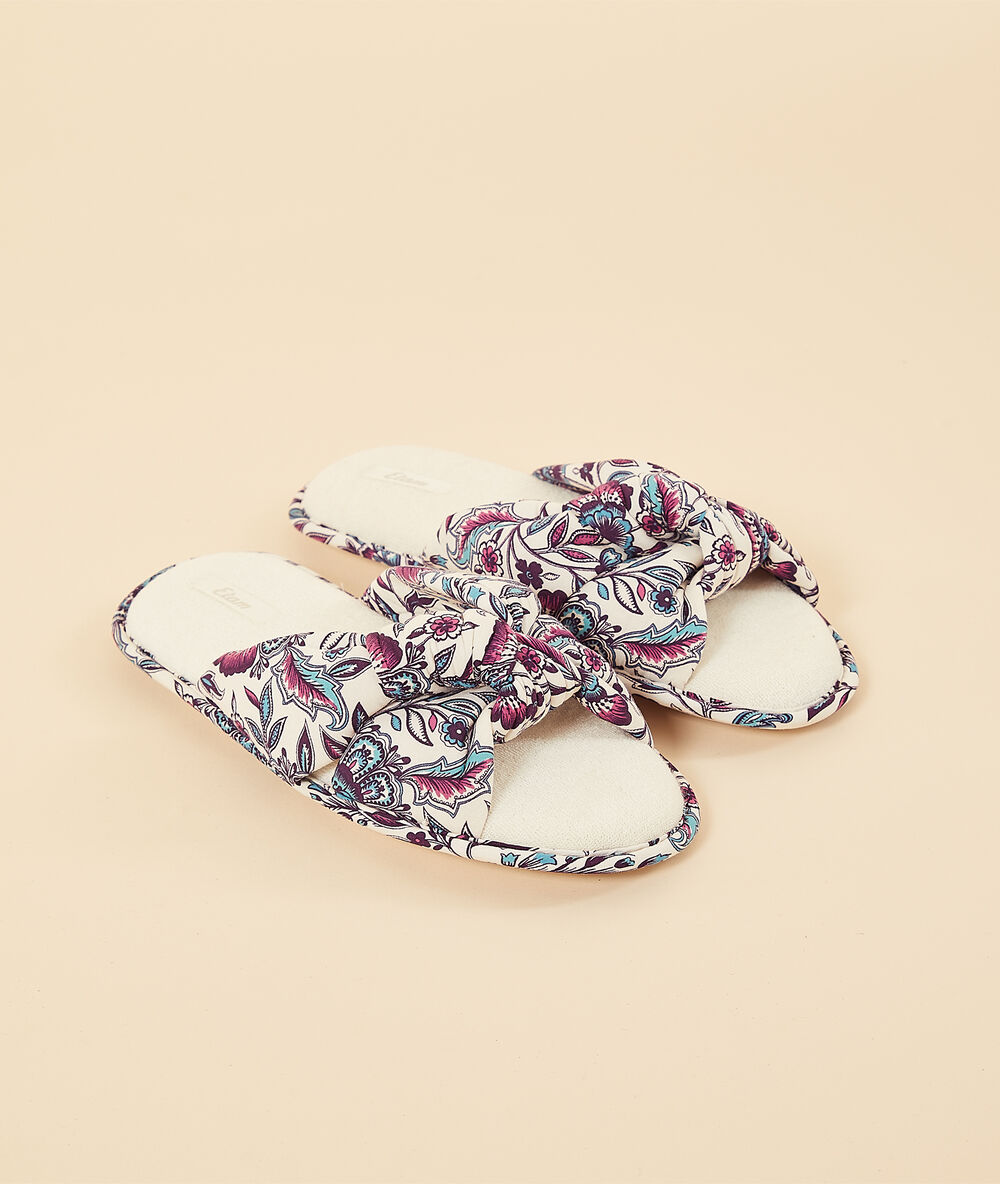 Chaussons tongs avec noeud violet.