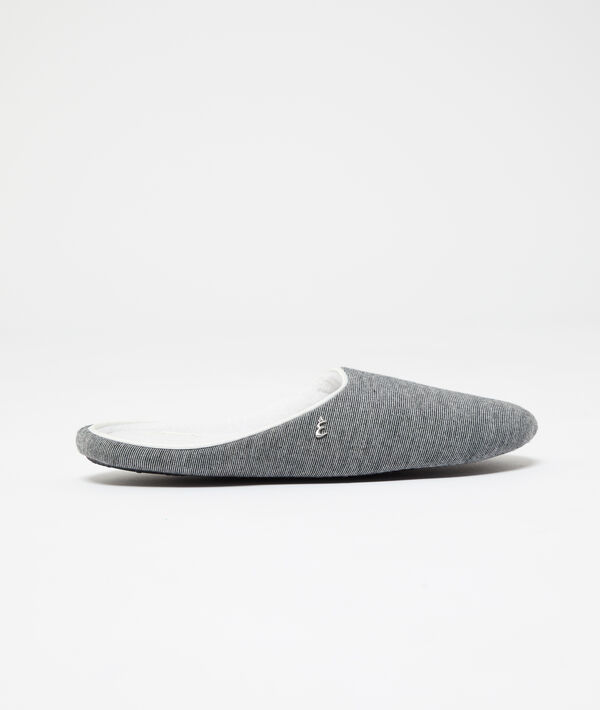 Chaussons nœuds brodés gris.