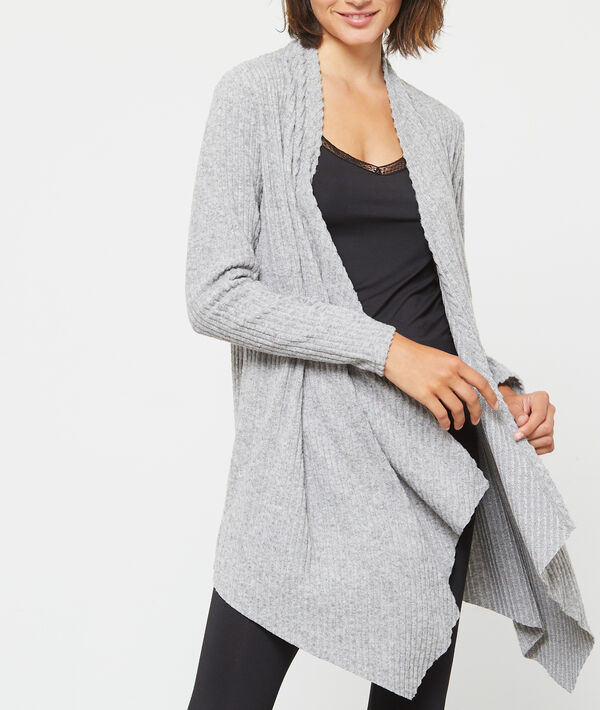 Gilet long et fluide en maille côtelée gris.
