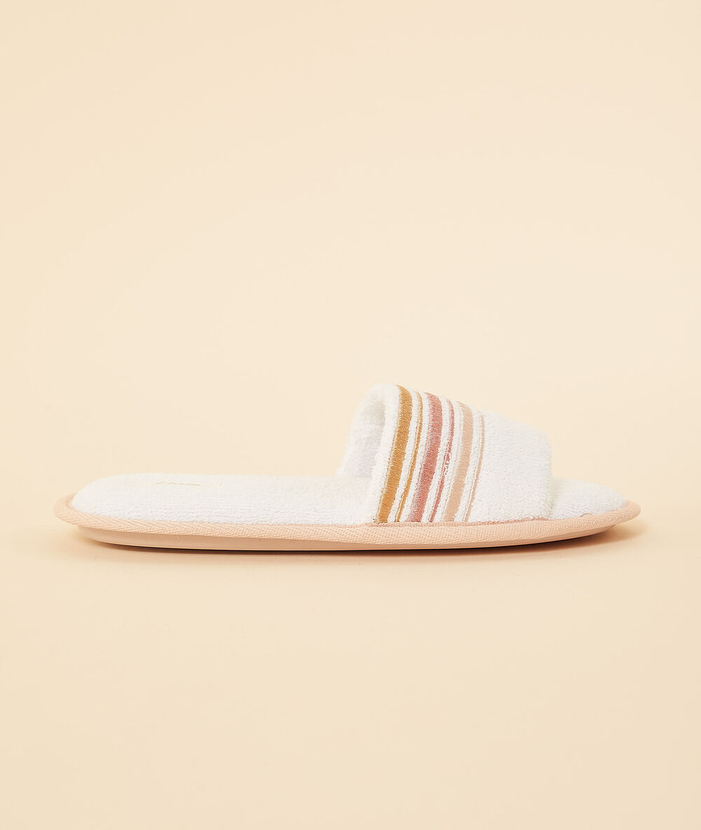 Chaussons mules ouvertes ecru.