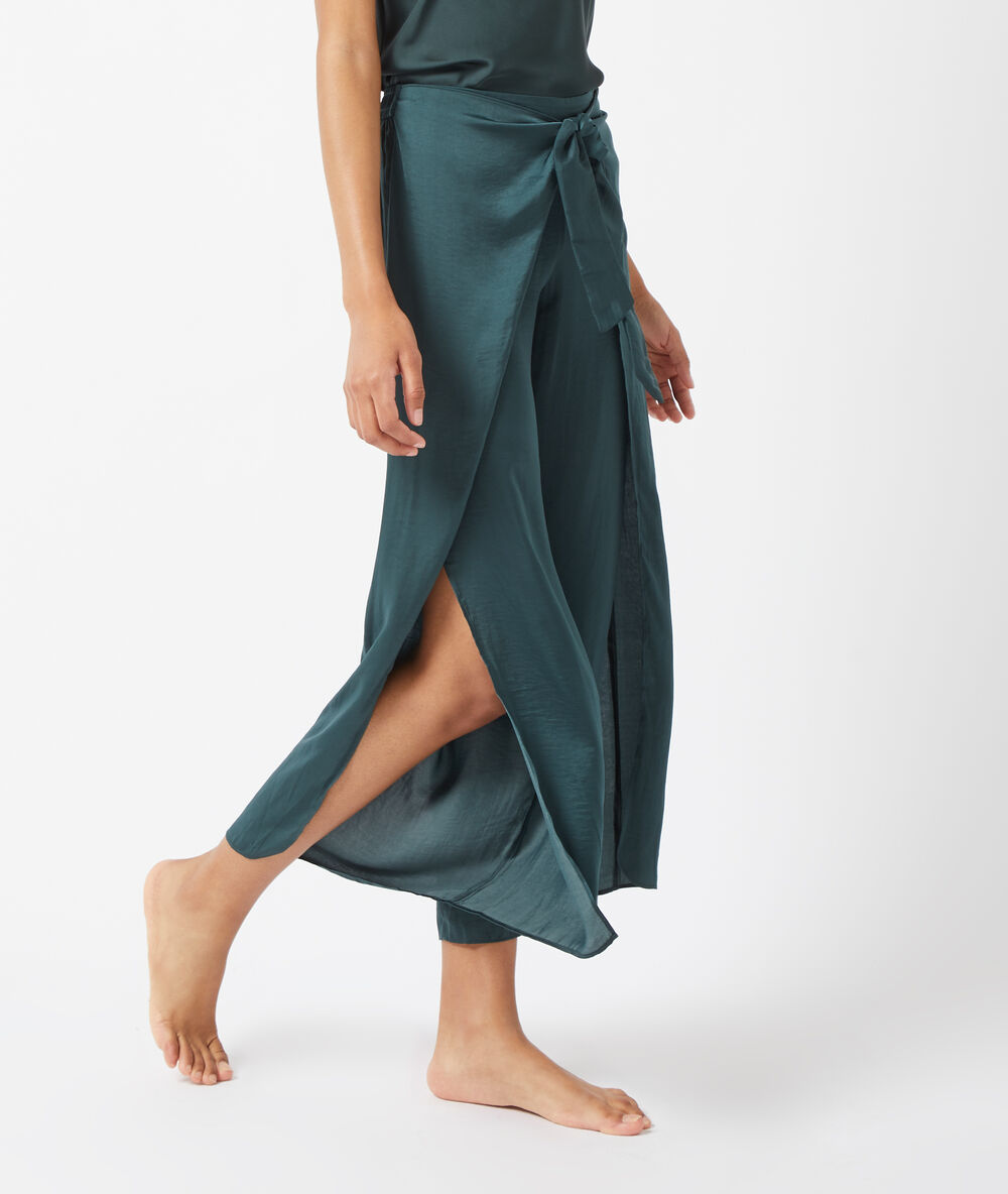 Pantalon fendu sur les côtés, noué devant vert.
