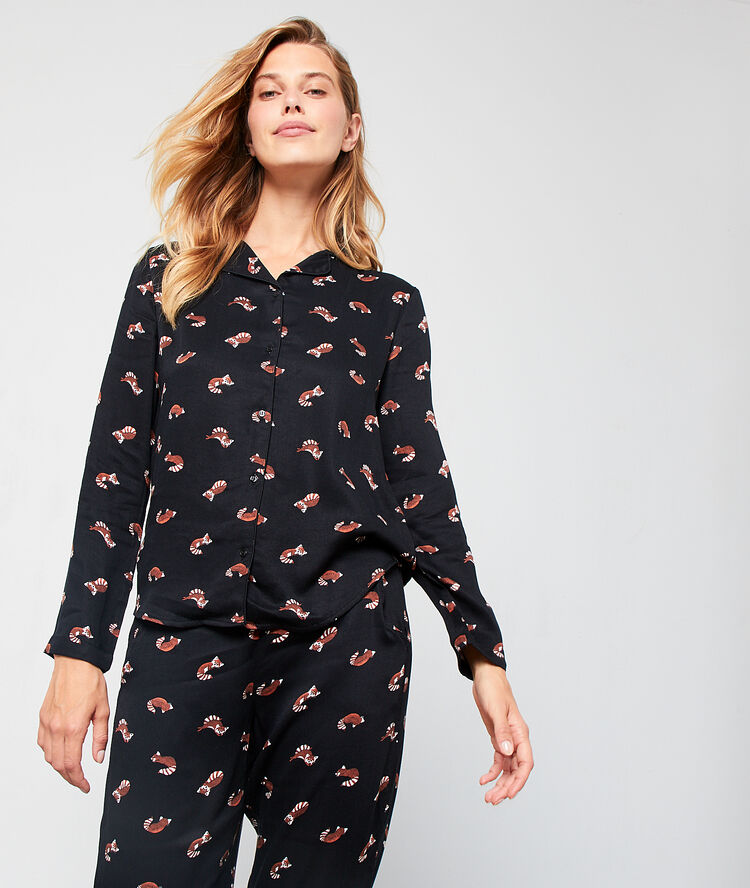 Chemise de pyjama imprimé raton laveur noir.