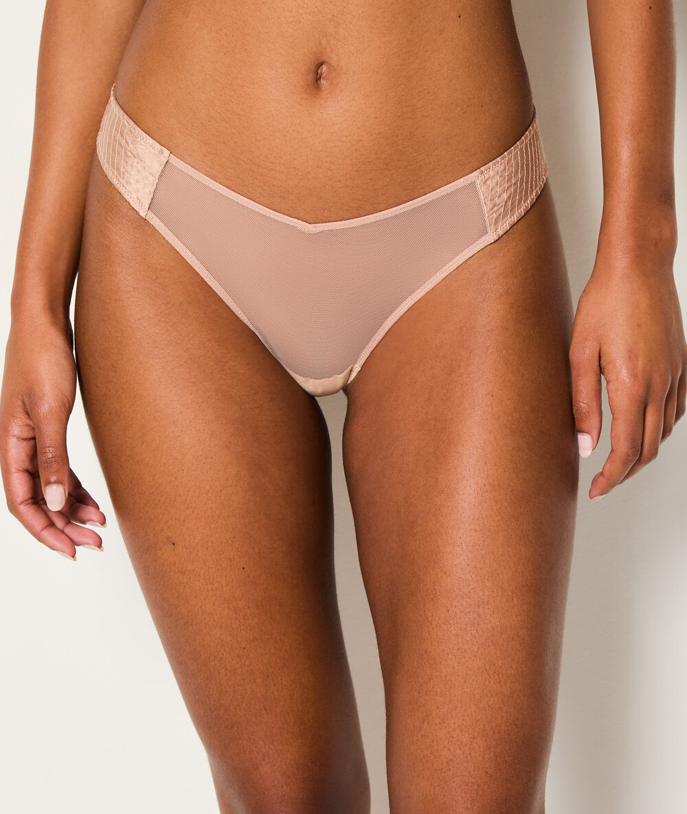 Tanga en soie et tulle blush.