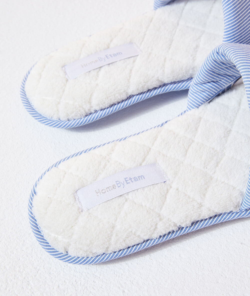 Chaussons tongs rayés bleu.