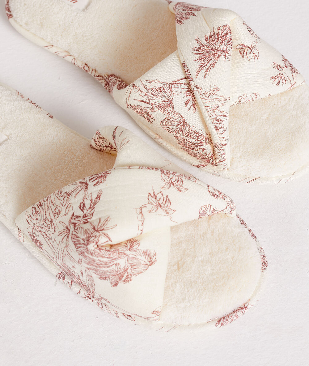 Chaussons tongs à nœud imprimés beige.