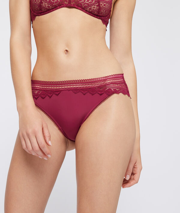 Hipster en dentelle graphique bordeaux grenat.