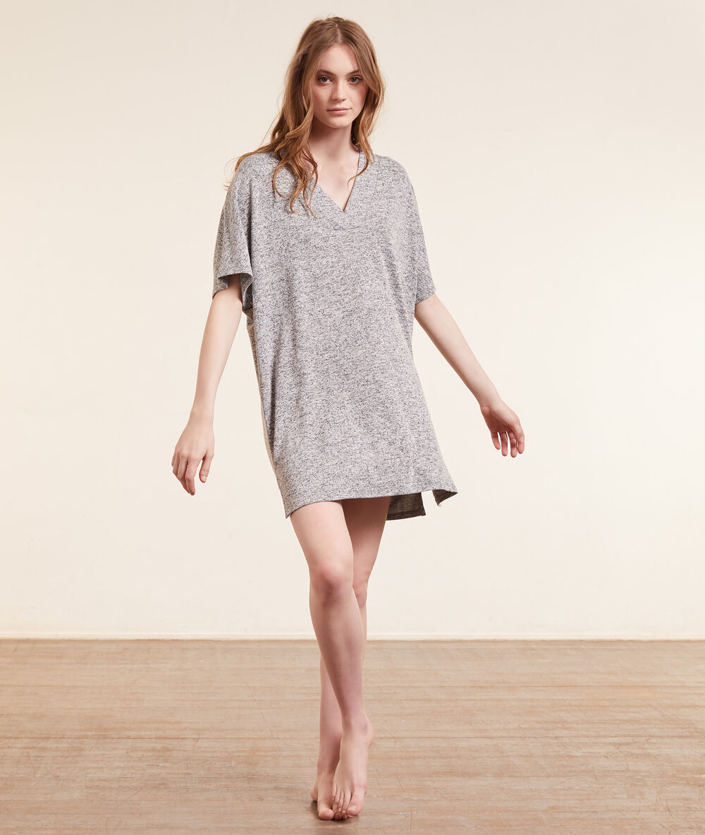Chemise de nuit col v gris.
