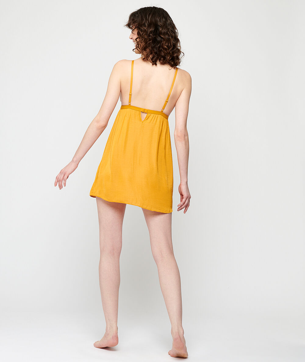 Nuisette fluide décolleté dentelle jaune.