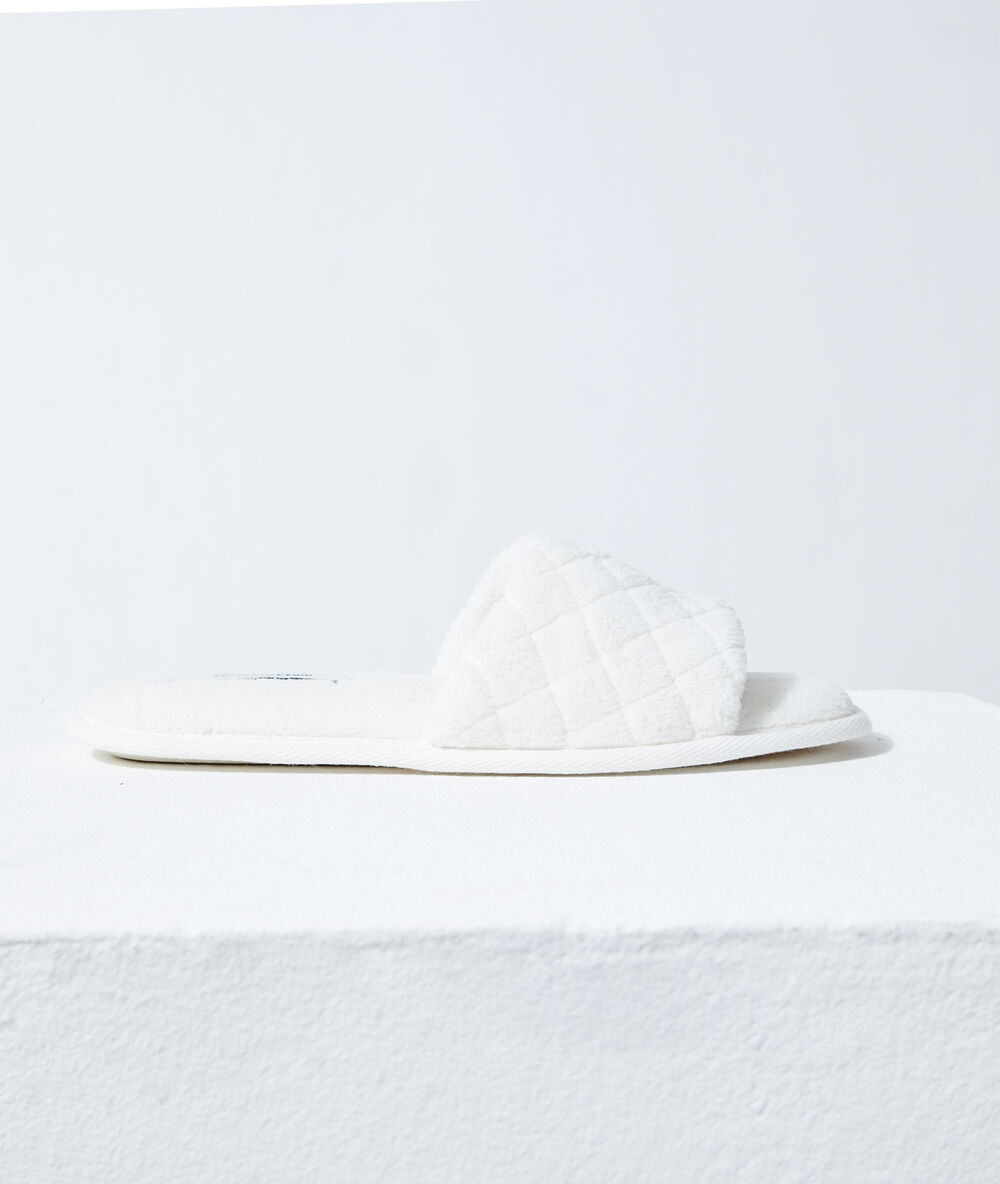 Chaussons tongs effet matelassé blanc.