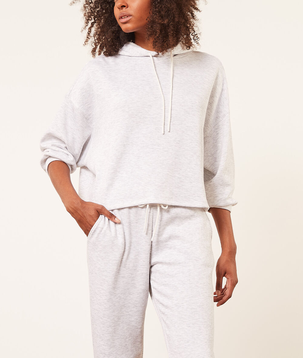 Sweat à capuche gris clair.