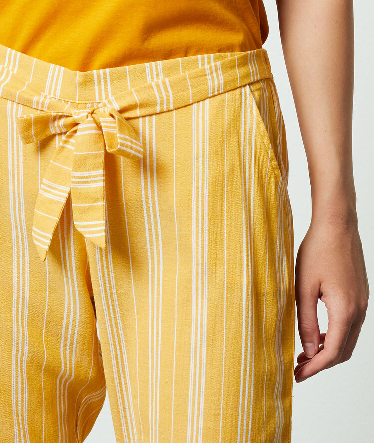 Pantalon à rayures ocre.