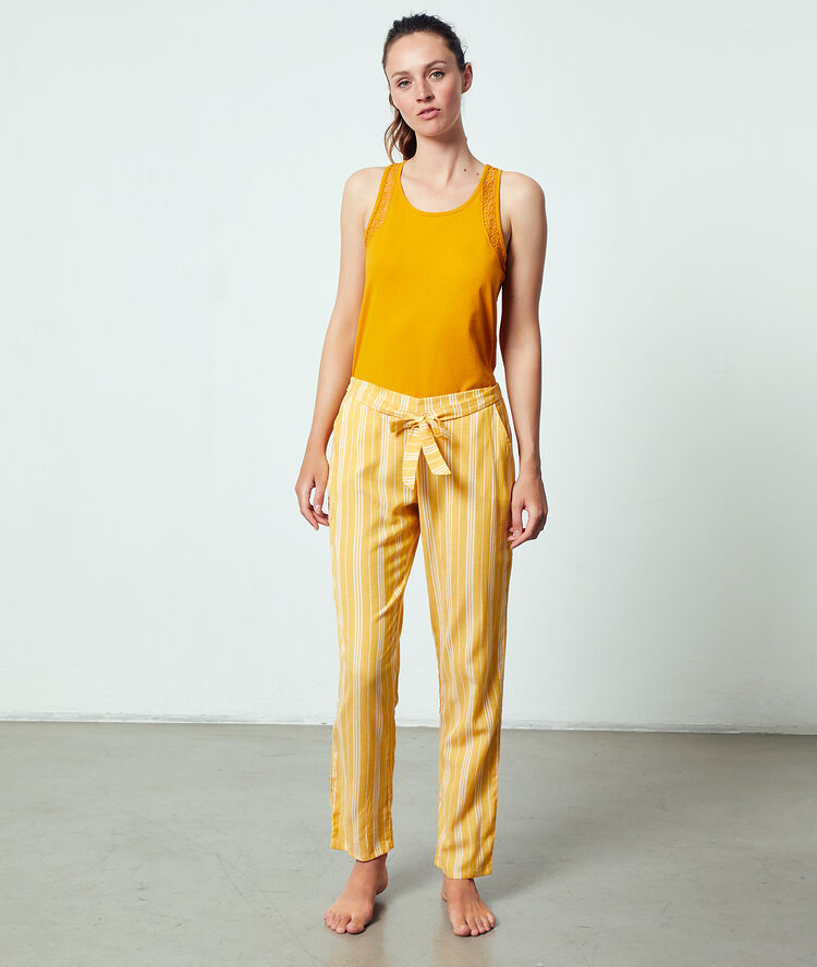 Pantalon à rayures ocre.