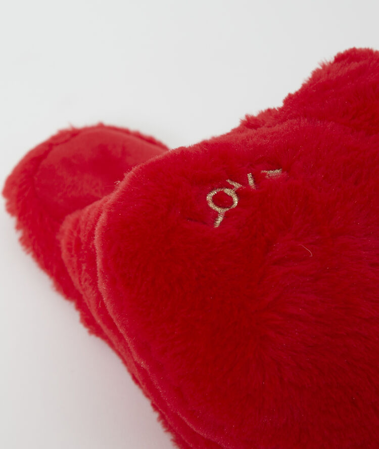 Chaussons doudou forme coeur rouge.