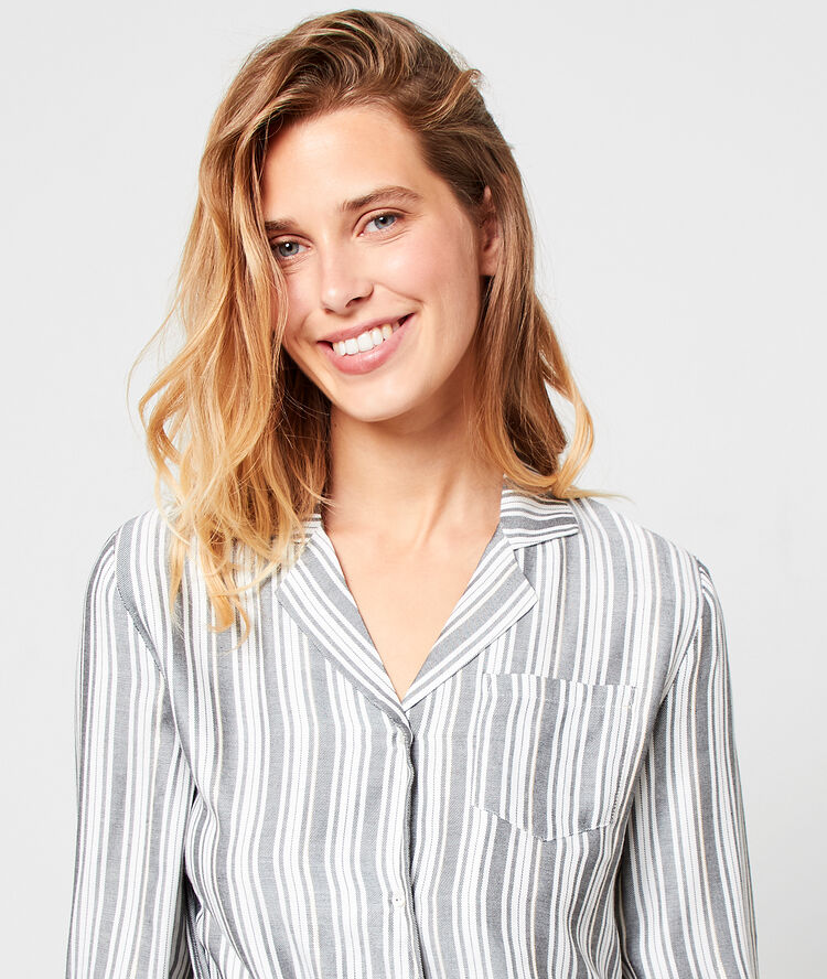 Chemise de nuit à rayures ecru.
