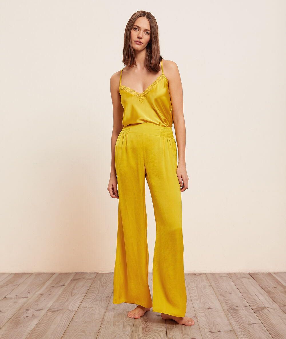 Pantalon de pyjama satiné jaune vif.