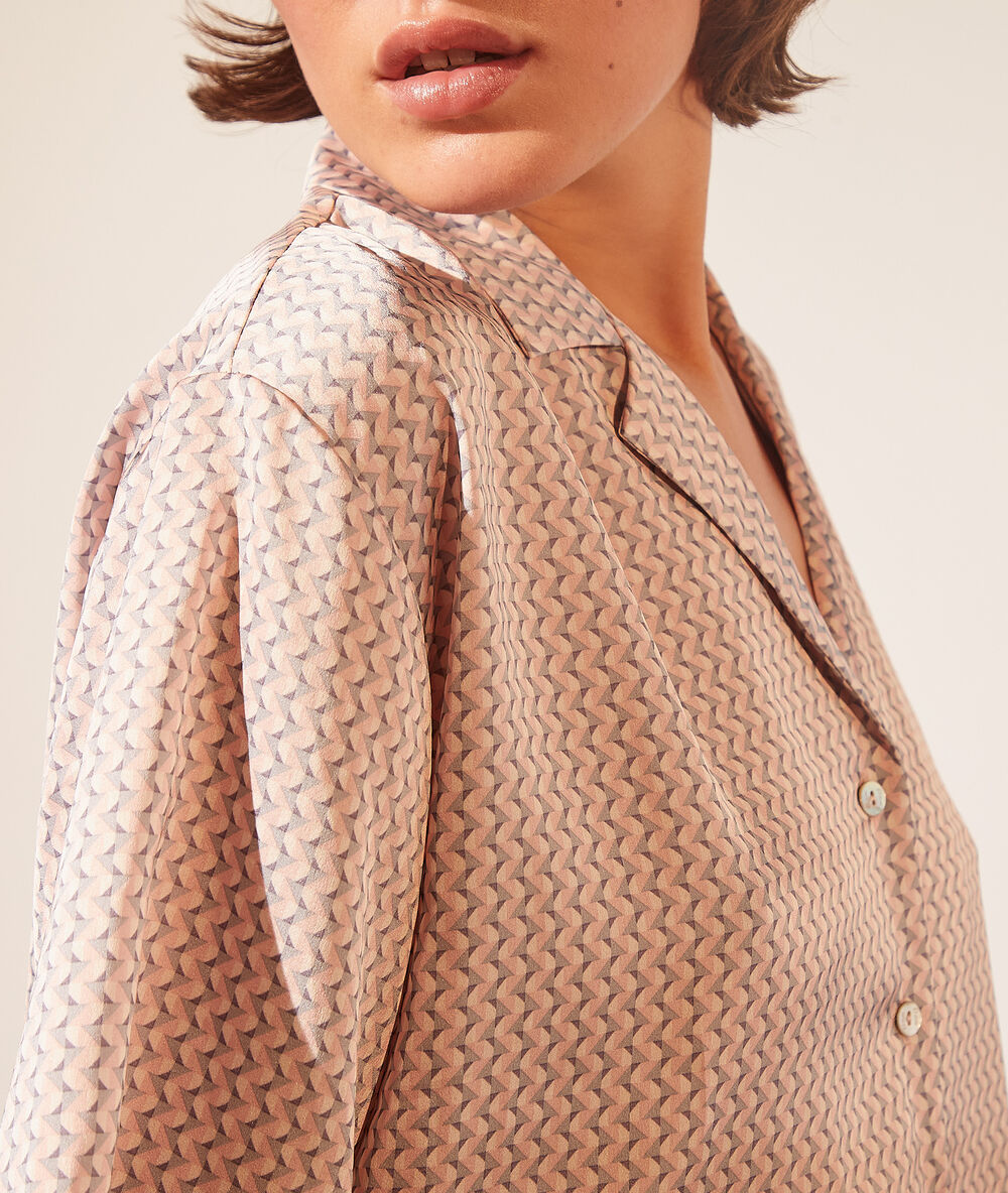 Chemise manches courtes satinée imprimée rose.