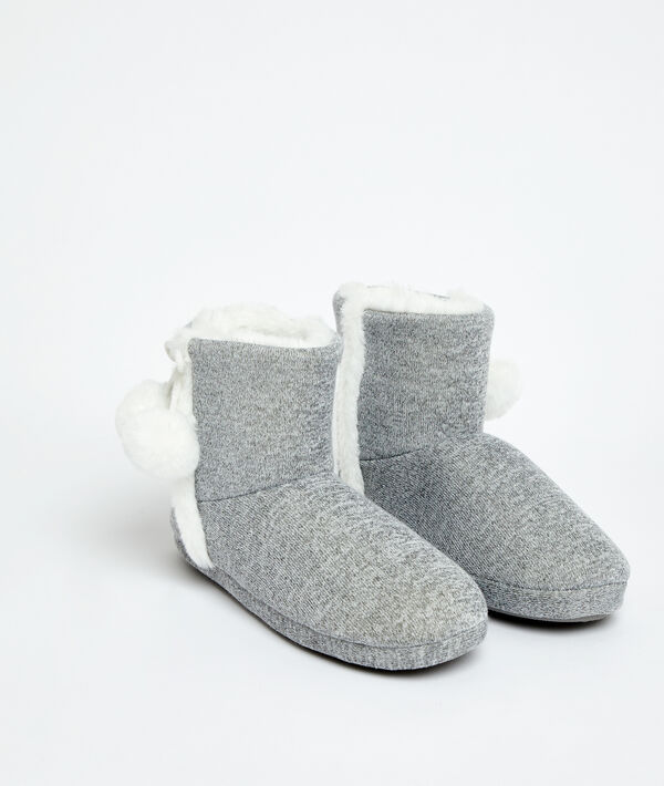 Chaussons bottines à pompons gris.