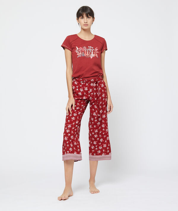 Pantalon capri imprimé bas évasé bordeaux.