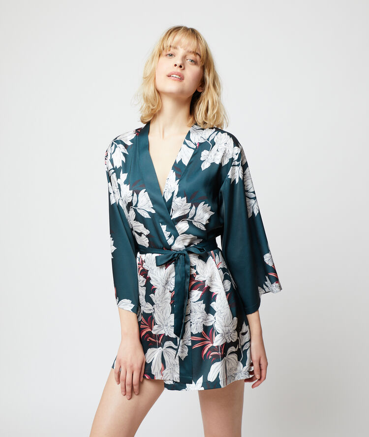 Kimono satiné imprimé fleuri bleu.