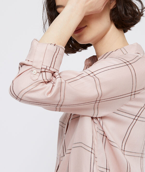 Chemise de nuit à carreaux rose.