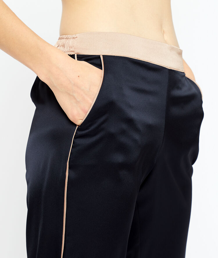 Pantalon satiné noir.
