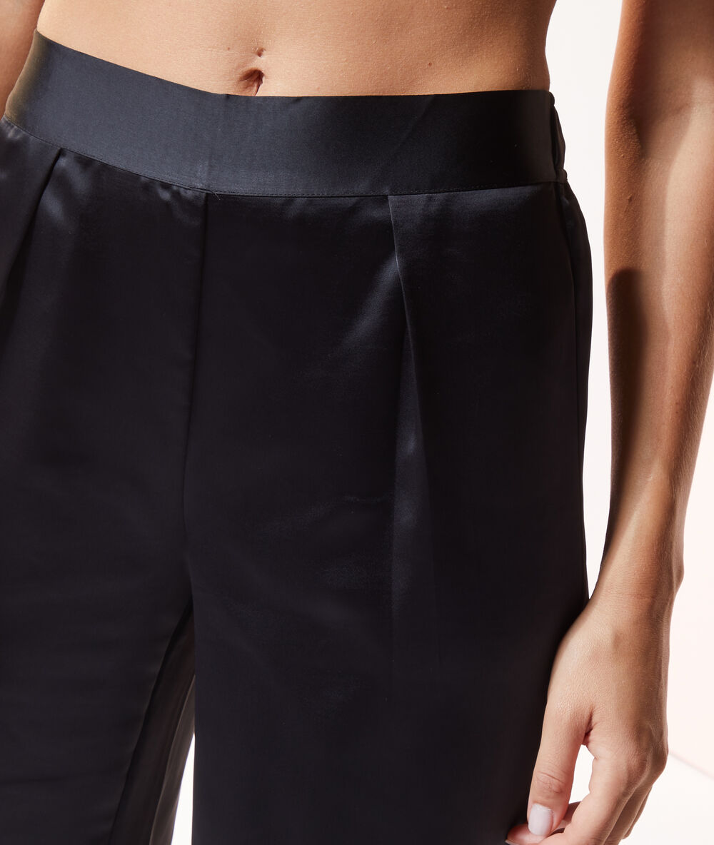 Pantalon effet satiné noir.