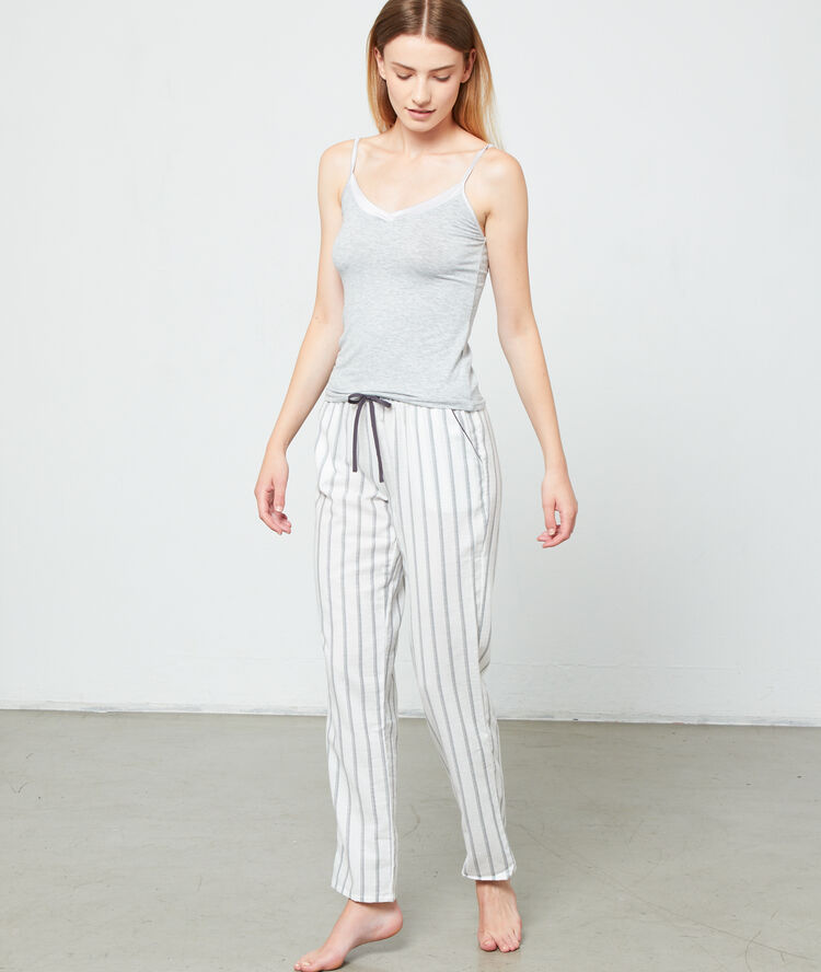 Pantalon rayé gris.