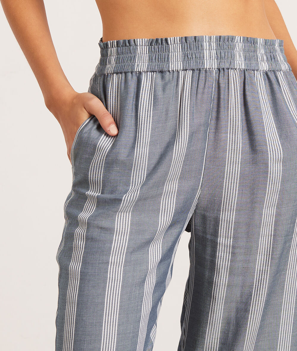 Pantalon de pyjama rayé marine.