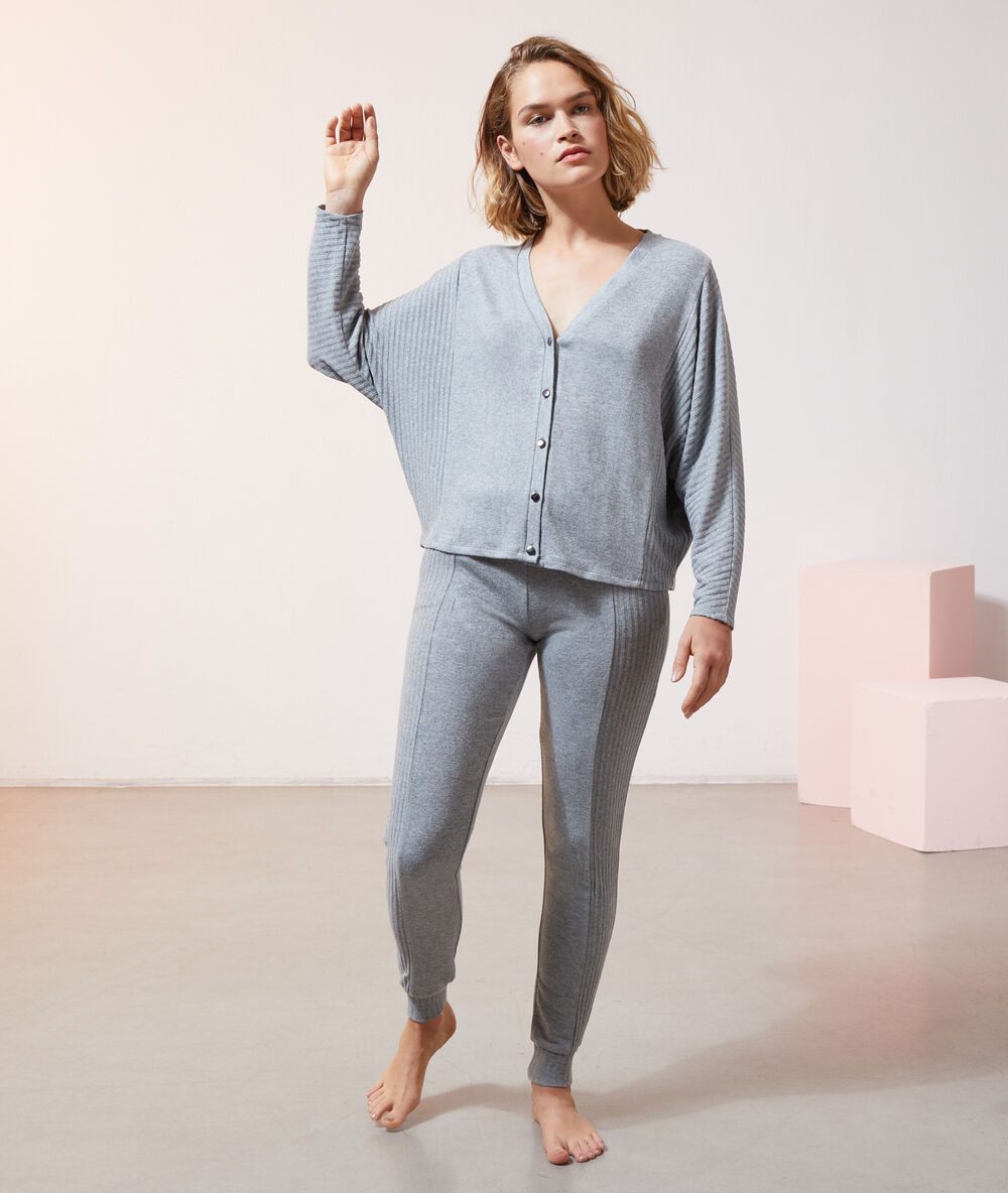 Top manches longues boutonné gris.