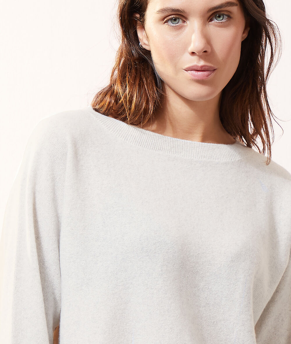 Sweat en cachemire ecru.