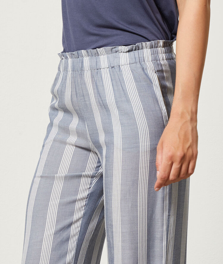 Pantalon à rayures bleu.