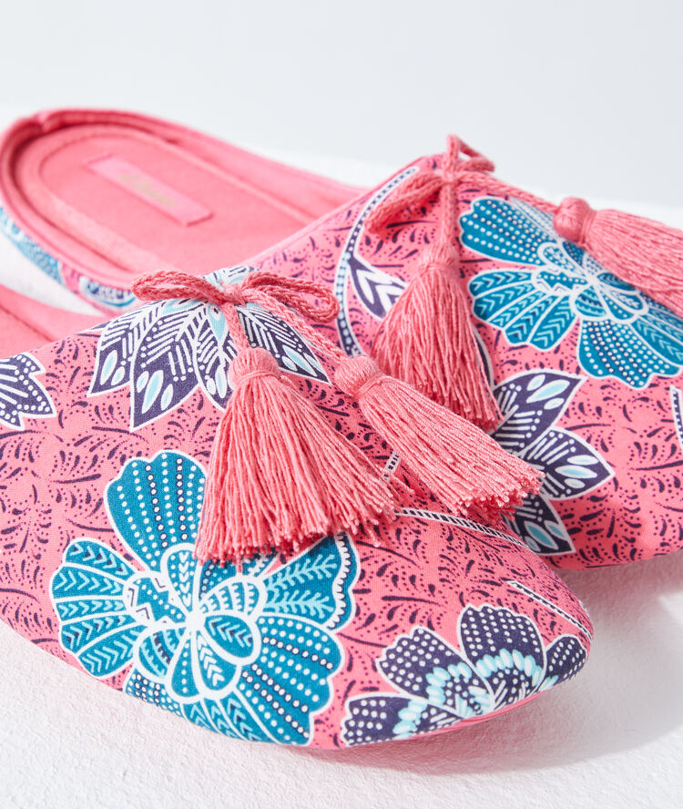 Chaussons mules à pompons rouge.