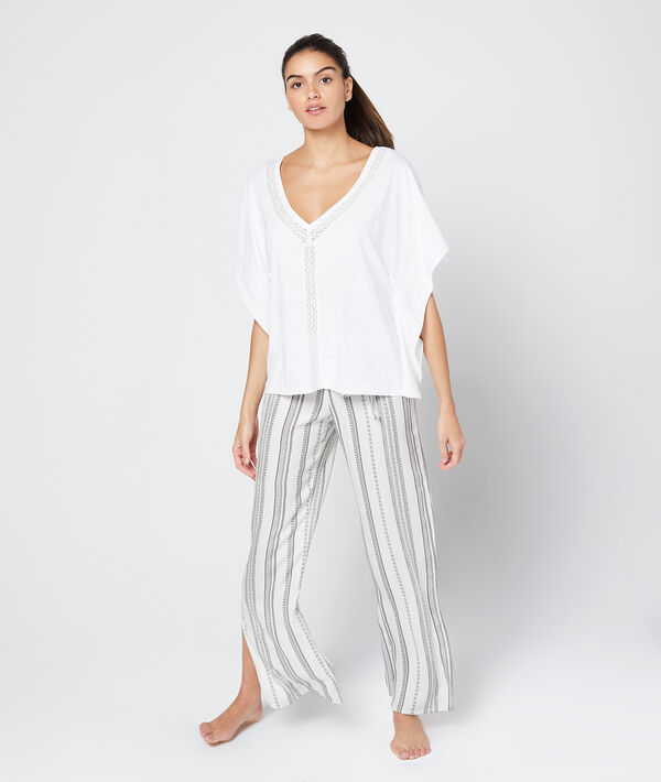 Blouse brodée ecru.