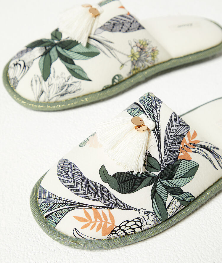 Mules imprimé feuillage beige.
