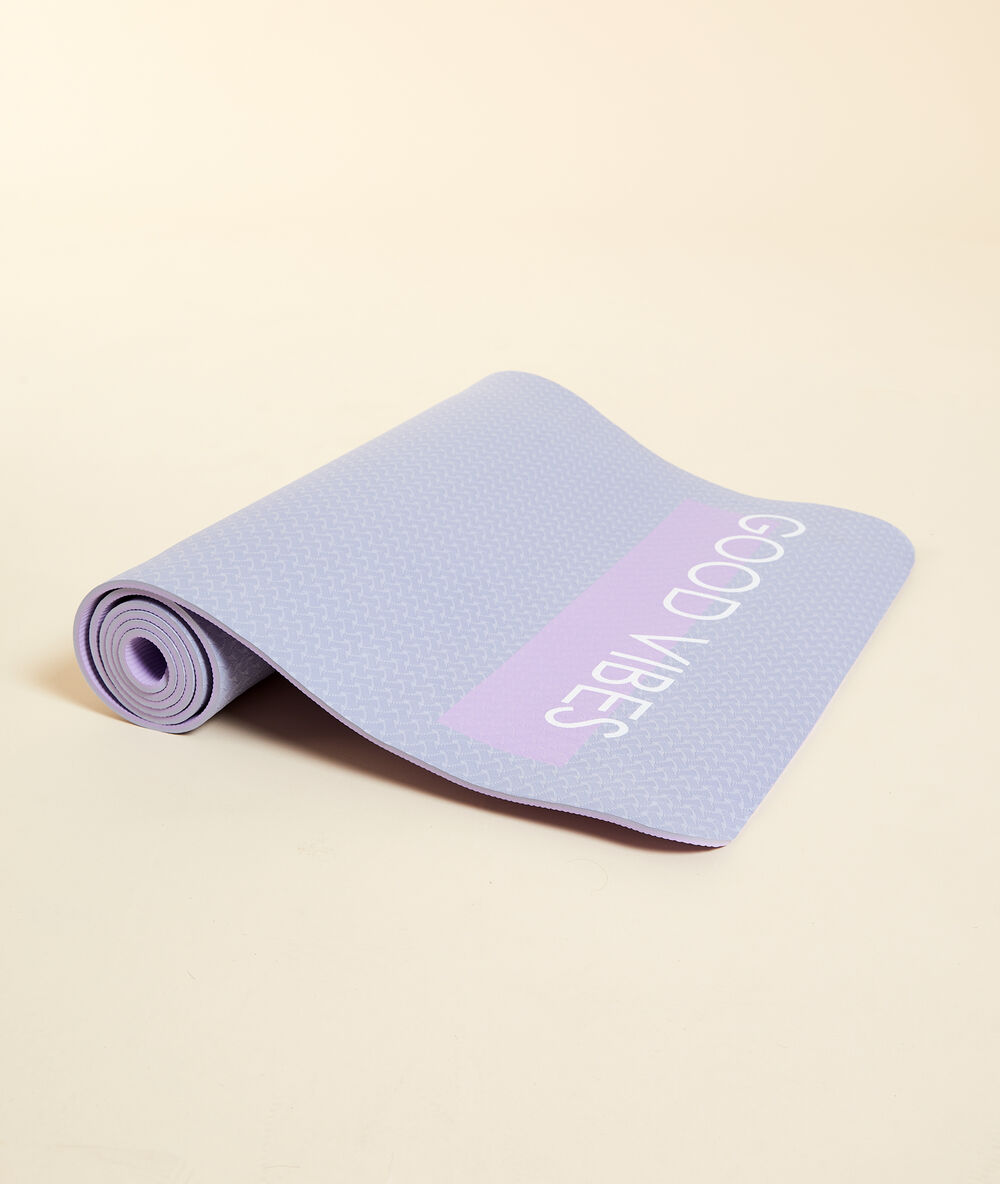 Tapis de yoga lilas.