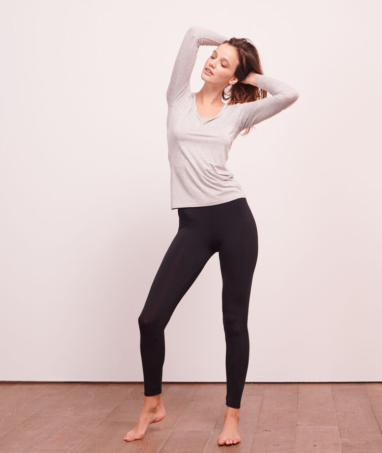 Top mailles fines gris clair.