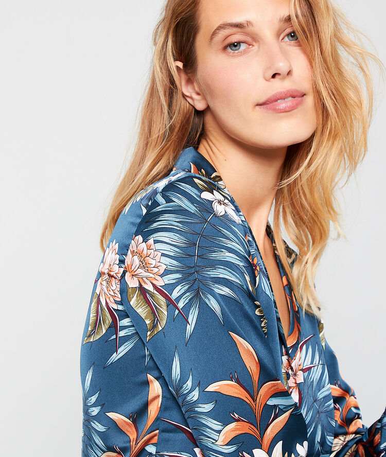 Chemise de pyjama imprimée bleu.