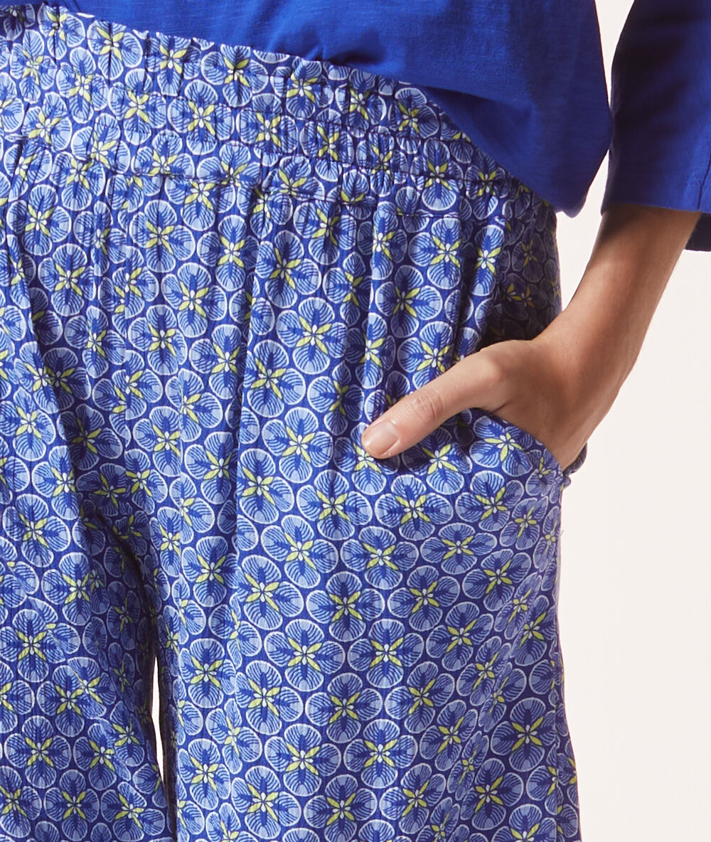 Pantacourt de pyjama imprimé bleu.