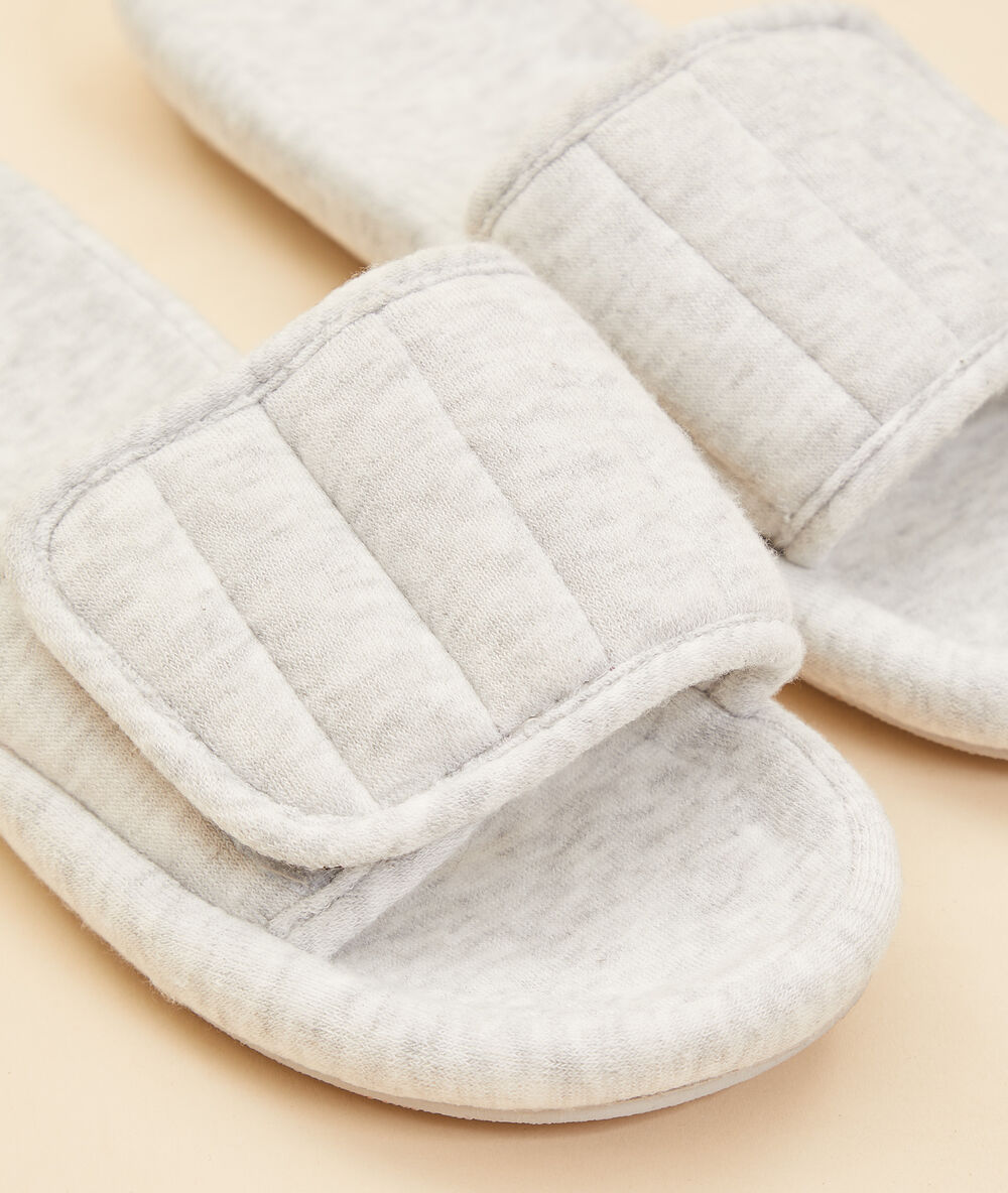Chaussons mules ouvertes beige.