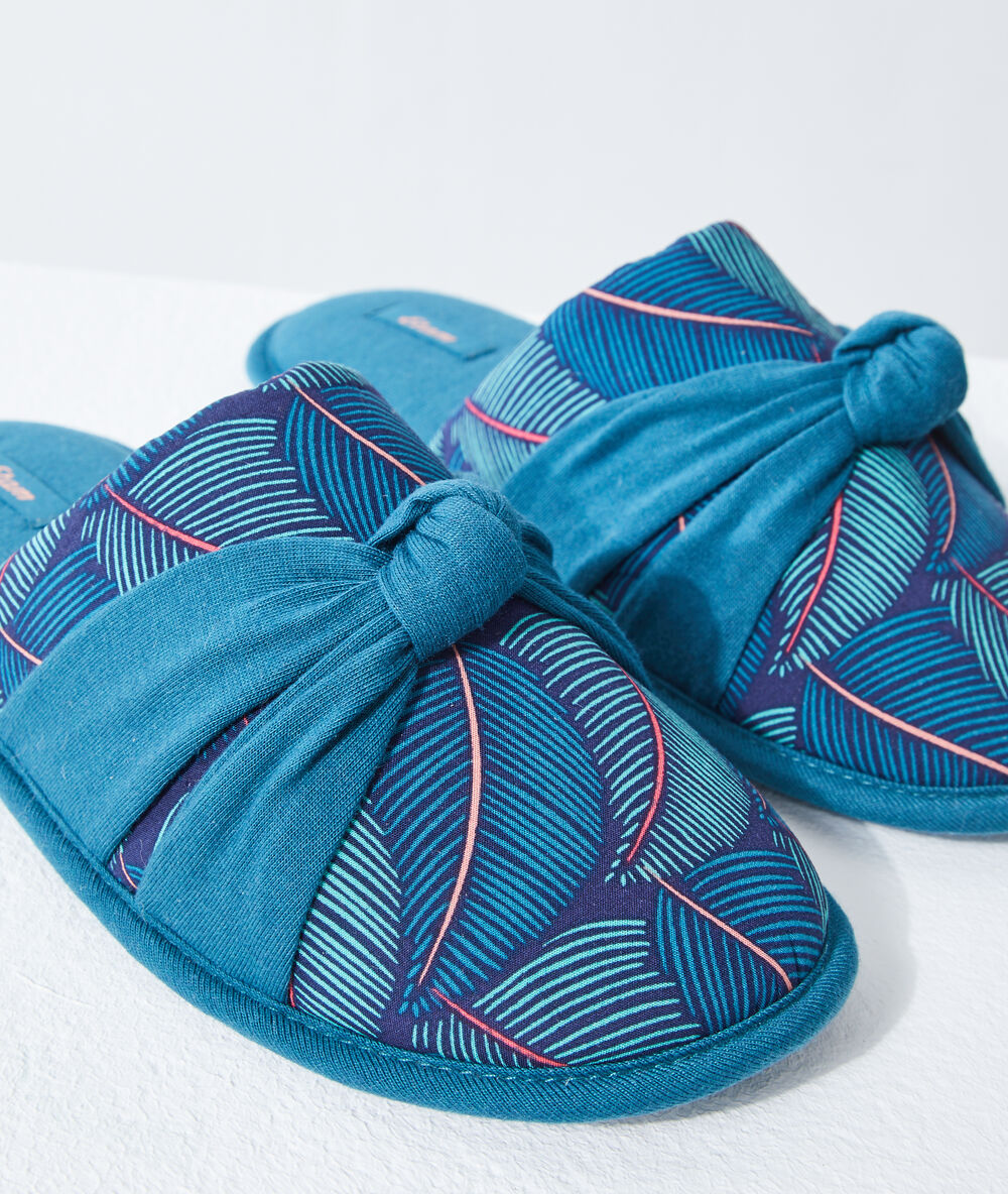Chaussons mules nouées bleu.