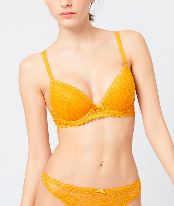 Soutien-gorge n°2 - push-up plongeant en dentelle ocre.