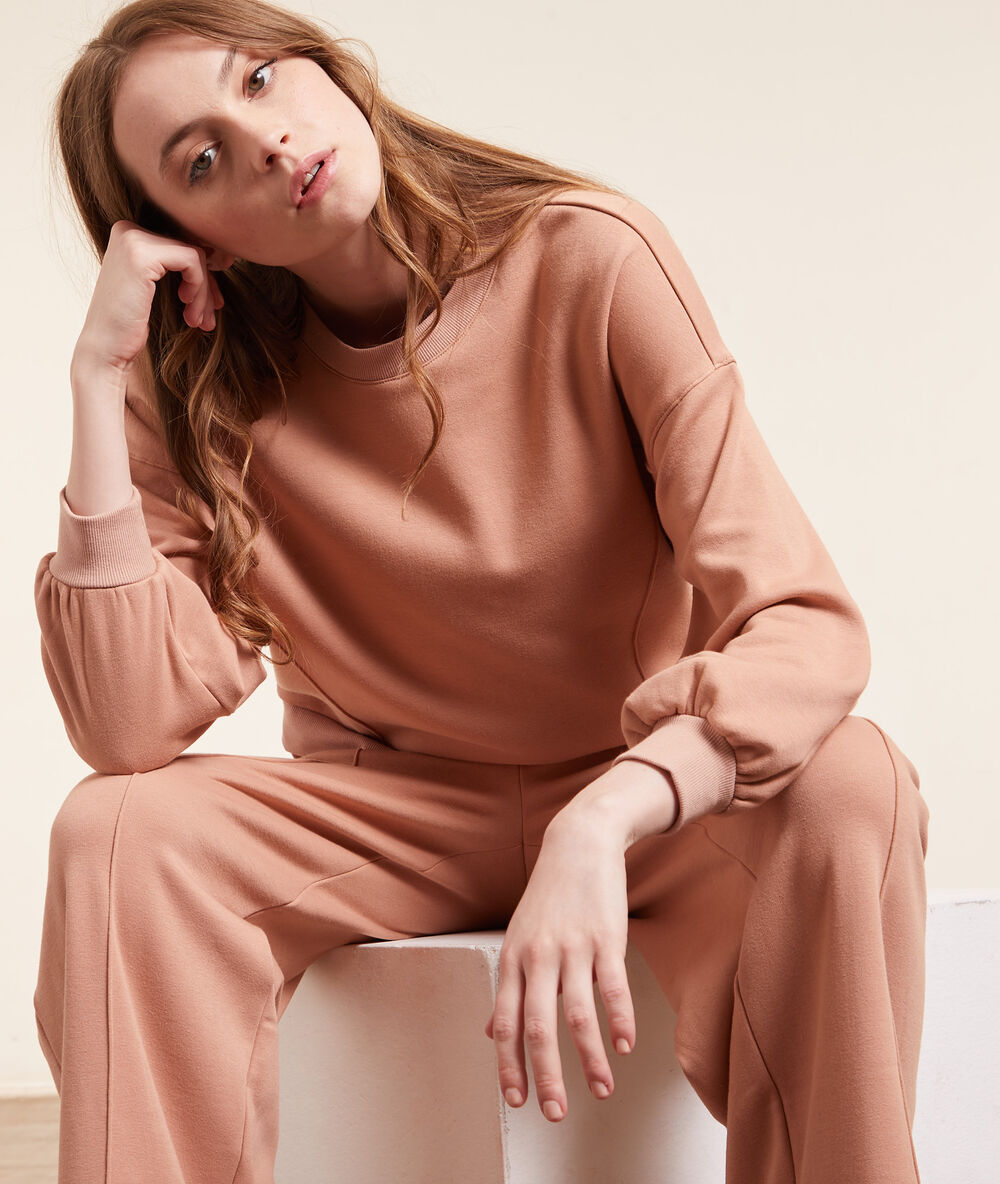 Sweat manches longues marron.