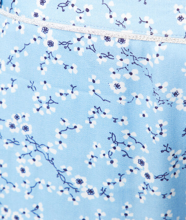 Pantalon à petites fleurs bleu ciel.