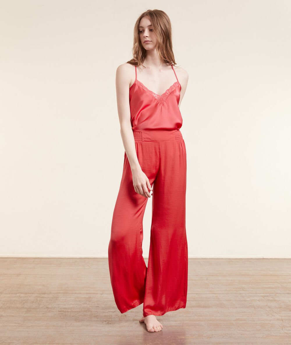 Pantalon de pyjama satiné rose.