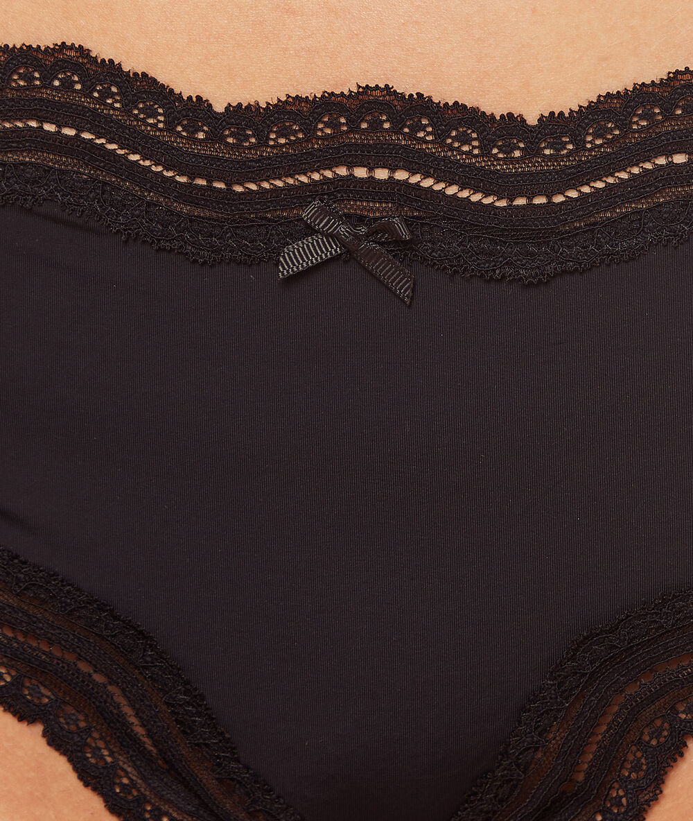 Shorty bords dentelle noir.