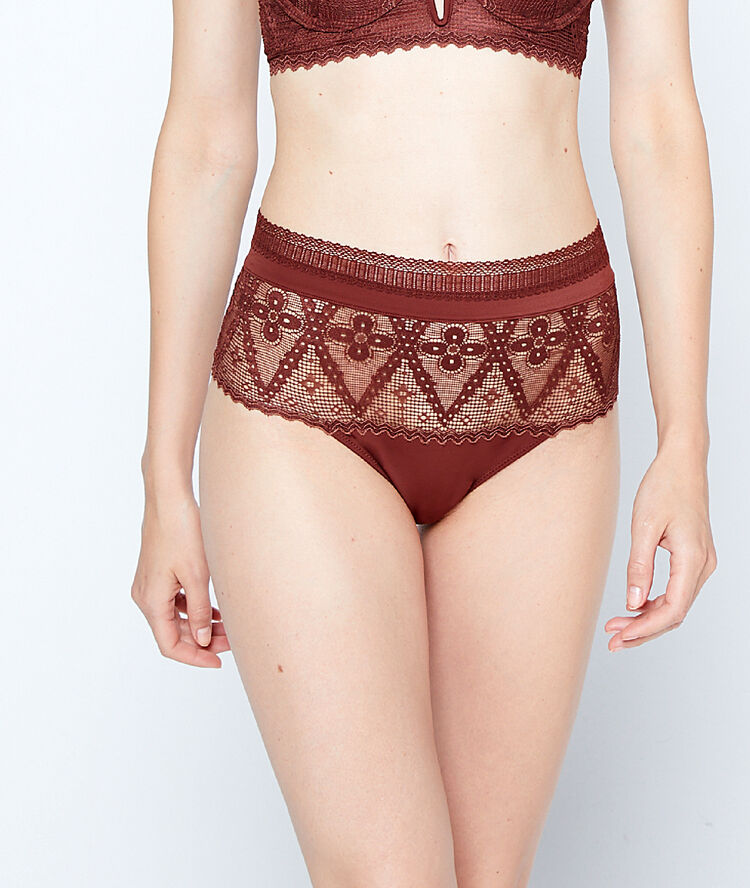Culotte taille haute en dentelle marron.