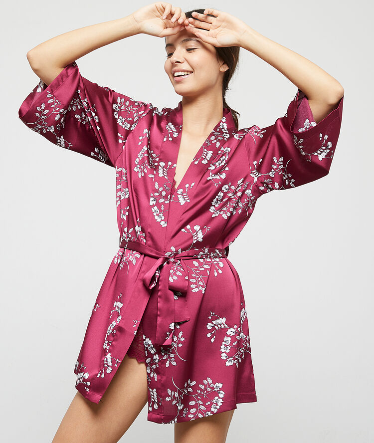 Kimono satiné imprimé fleuri bordeaux grenat.