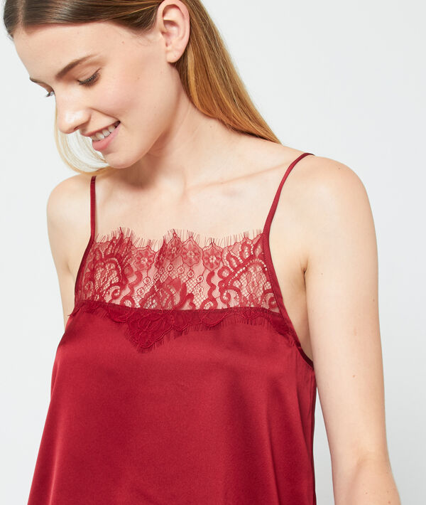 Top satiné décolleté dentelle bordeaux.